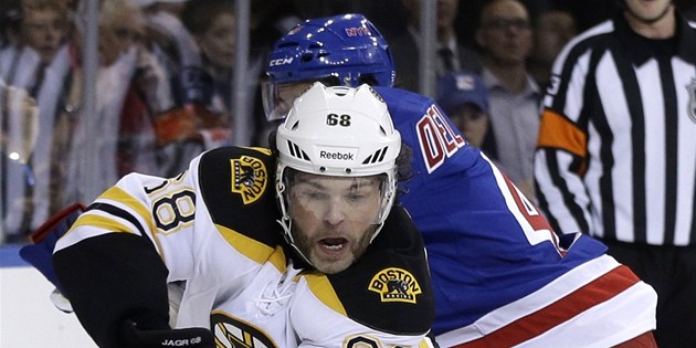 Jaromír Jágr (vlevo) z Bostonu obchází Michaela Del Zotta z NY Rangers. Jaromír Jágr (vlevo) z Bostonu obchází Michaela Del Zotta z NY Rangers.