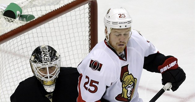 Tomáš Vokoun hlídá branku Pittsburghu před Chrise Neilem z Ottawy. Tomáš Vokoun hlídá branku Pittsburghu před Chrise Neilem z Ottawy.