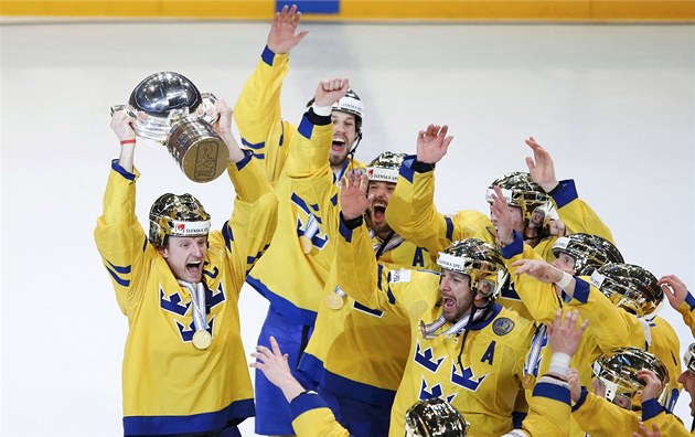 ZLATO V�UDE KOLEM. �véd�tí hokejisté slaví titul mistr� sv�ta na domácím led�