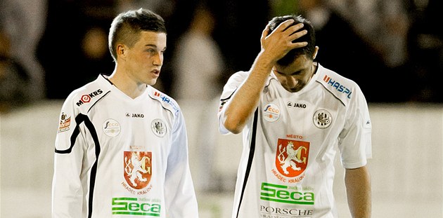 JE ZLE. Zklamaní fotbalisté Hradce Králové po remíze s Příbramí. JE ZLE. Zklamaní fotbalisté Hradce Králové po remíze s Příbramí.