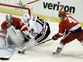 Marcus Kruger z Chicaga (v bílém) obtěžuje brankáře Jimmyho Howarda z Marcus Kruger z Chicaga (v bílém) obtěžuje brankáře Jimmyho Howarda z