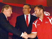 PODEPSÁNO. Hokejový útočník Jaroslav Bednář (vpravo) právě podepsal ve Slavii PODEPSÁNO. Hokejový útočník Jaroslav Bednář (vpravo) právě podepsal ve Slavii