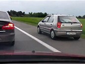 VIDEO: Hulváti podjíždějí kolonu odstavným pruhem