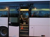 Linkov� autobus, ze kter�ho vysko�il, mlad�k je�t� p�edt�m zne�istil.