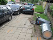 Žena za sebou nechala v ulici Seichertově doslova spoušť. Žena za sebou nechala v ulici Seichertově doslova spoušť.