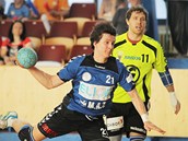 STŘELEC. Plzeňský házenkář Petr Vinkelhöfer pálí na branku Zubří. V sobotním STŘELEC. Plzeňský házenkář Petr Vinkelhöfer pálí na branku Zubří. V sobotním