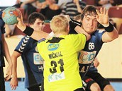V AKCI. Plzeňský házenkář Jakub Šindelář útočí, zastavit se ho snaží Tomáš V AKCI. Plzeňský házenkář Jakub Šindelář útočí, zastavit se ho snaží Tomáš