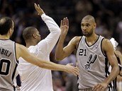 Tim Duncan a jeho parťáci ze San Antonia slaví. Spurs směřují k výhře nad Tim Duncan a jeho parťáci ze San Antonia slaví. Spurs směřují k výhře nad