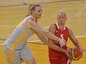 �eská basketbalistka Michaela Zr�stová (vpravo) uniká k ukrajinskému ko�i.