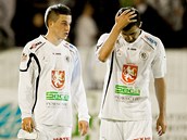 JE ZLE. Zklamaní fotbalisté Hradce Králové po remíze s P�íbramí.