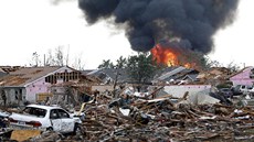 Městečko Moore v americké Oklahomě po řádění tornáda. Městečko Moore v americké Oklahomě po řádění tornáda.