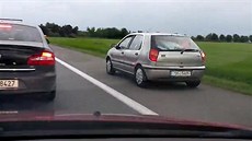Řidiči objížděli nehodu na D8 pravým odstavným pruhem Řidiči objížděli nehodu na D8 pravým odstavným pruhem