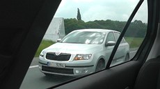 Zamaskovaná Škoda Rapid Spaceback na silnici R10 Zamaskovaná Škoda Rapid Spaceback na silnici R10