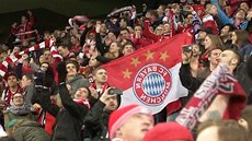 Fanoušci Bayernu slaví vítězství na mnichovském stadionu, kde přenášeli zápas Fanoušci Bayernu slaví vítězství na mnichovském stadionu, kde přenášeli zápas