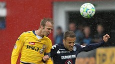 HLAVIČKOVÝ SOUBOJ. Jihlavský Lukáš Vaculík a Martin Kuncl ze Slovácka ve HLAVIČKOVÝ SOUBOJ. Jihlavský Lukáš Vaculík a Martin Kuncl ze Slovácka ve