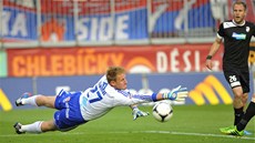 ŠANCE. Brankář Olomouce Zdeněk Zlámal se natahuje po střele, vpravo čeká Daniel ŠANCE. Brankář Olomouce Zdeněk Zlámal se natahuje po střele, vpravo čeká Daniel