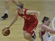 �esk� basketbalistka Alena Hanu�ov� (v �erven�m) b�hem utk�n� s Kanadou.