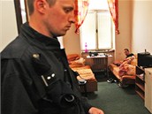 Policejní zátah v ostravské ubytovně Karin. (29. května 2013) Policejní zátah v ostravské ubytovně Karin. (29. května 2013)
