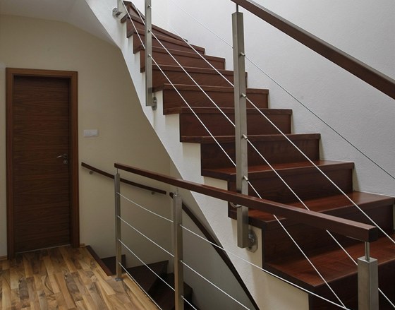 Betonové schodiště: dřevěný obklad, nerezové zábradlí  	    