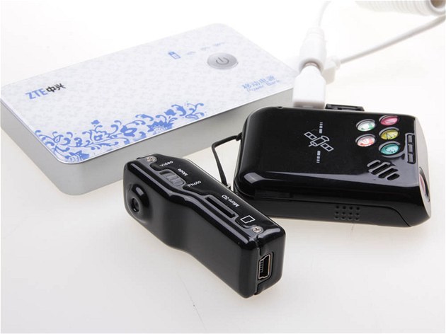 Do kapsle jsme zabalili vedle GPS trackeru T-Mobile i externí baterii ZTE a...