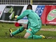 P�EKONAN� BRANK��. Hradeck� g�lman Tom� Koubek se u� na sklonku prvn� minuty...