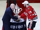 Jonathan Toews p�eb�r� za Chicago Blackhawks poh�r pro v�t�ze Z�padn�