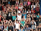 BAZALY SE BAVILY. Zhruba dvacet tisíc divák� vytvo�ilo parádní atmosféru....