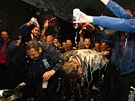 PIVNÍ SPRCHA. Takhle noví fotbaloví šampioni řádili v Plzni na Náměstí... PIVNÍ SPRCHA. Takhle noví fotbaloví šampioni řádili v Plzni na Náměstí...