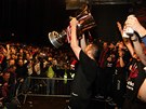POHÁR JE NÁŠ. Fanoušci jsou u vytržení a a fotbaloví šampioni v čele s... POHÁR JE NÁŠ. Fanoušci jsou u vytržení a a fotbaloví šampioni v čele s...