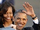 Barack Obama mává poté, co vystoupil z vládního speciálu na letišti Tegel...