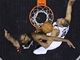 Chris Bosh z Miami a Tim Duncan ze San Antonia bojuj� pod ko�em. 