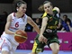�esk� basketbalistka Veronika Bortelov� (vlevo) se sna�� prosadit p�es br�n�c�