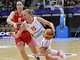 Česká basketbalistka Kateřina Hindráková (vpravo) obchází Emanuelu Salopekovou