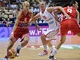�esk� basketbalistka Kate�ina Hindr�kov� (uprost�ed) v souboji s Chorvatkami