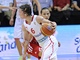 Česká basketbalistka Veronika Bortelová proniká chorvatskou obranou.