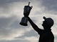 Justin Rose zvedl nad hlavu trofej pro v�t�ze golfov�ho US Open.