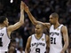 TO VYPAD� DOB�E. Basketbalist� San Antonia ve fin�le NBA. Zleva Danny Green,