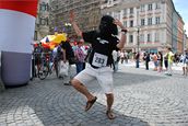 Běh pro gorily centrem Prahy pomáhá primátům v přírodě