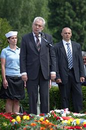Prezident Zeman se poklonil obětem vyhlazení Lidic
