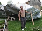 Střecha v zahradě. Vlastimil Tihelka ukazuje ve své zahradě střechu, kterou Střecha v zahradě. Vlastimil Tihelka ukazuje ve své zahradě střechu, kterou