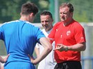 Plzensk� kou� Pavel Vrba (vpravo) ud�l� pokyny na �vodn�m tr�ninku v letn�...