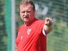 Plzensk� kou� Pavel Vrba (vpravo) ud�l� pokyny na �vodn�m tr�ninku v letn�...