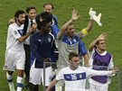 RADOST PO Z�PASE. Ital�t� fotbalist� spokojen� opou�t�j� h�i�t�, sv�j �vodn�