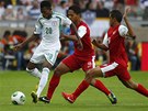 Nigerijsk� reprezentant Nnambi Oduamadi (vlevo) unik� Tahi�an�m Rickymu
