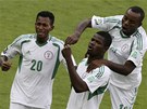 Nigerijec Uwa Echiejile (uprost�ed) se raduje se spoluhr��i z g�lu v duelu s