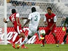 Nigerijec Uwa Echiejile pos�l� m�� na tahitskou branku. Po dvoj� te�i z toho