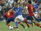 Italsk� mlad�k Lorenzo Insigne proch�z� mezi �pan�lsk�mi fotbalisty Kokem