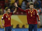 Jordi Alba (vlevo) a Gerard Piqu� slav� v�hru �pan�lska nad Uruguay�.