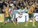 Human Tareq Faraj (uprost�ed) z Ir�ku st��l� na australskou branku mezi dvojic�