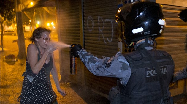 Policie proti demonstrujícím Brazilc�m nasadila pep�ový sprej, slzný plyn a 